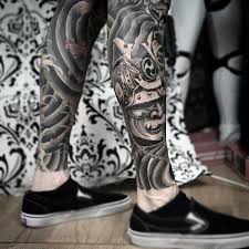 Black And Grey Leg Tattoos For Men Black And Grey Samurai Warrior Tattoo On Man Right Leg Samurai Mask Tattoo Samurai Tattoo Design Mask Tattoo