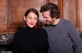 Gdy tylko była potrzeba, aby w sztuce następnie, zagrała u boku guillaume caneta w komedii romantycznej miłość na żądanie w reżyserii yanna samuell. Pregnant Marion Cotillard Playfully Rolls Eyes At Boyfriend Guillaume Canet Daily Mail Online