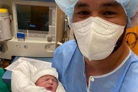 Zistite, čo o vás prezrádza mesiac, v ktorom ste sa narodili. Bojovnik Mma Je Stastim Bez Seba Spevacka Bagarova Mu Porodila Dcerku S Krasnym Menom Foto