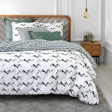 Chambre Nature Bois Massif Chevet Et Lit Chevron Housse Verte Motif Montagne Scandinave Memphis Housse De Couette Housse De Couette Blanche Decoration Chambre