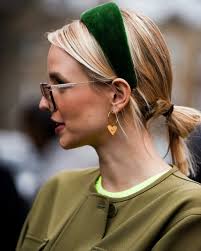 Trendy Hair Headbands At The Street Style During Fall Winter 2019 London Fashion Week Headband Hairstyles Short Hair Styles Trendy Hairstyles