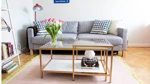 Perhatikan di ruang tamu tradisional oleh desain interior cameron mobley bahwa meskipun kursi berlengan sama sekali berbeda satu sama lain entah itu lengan sofa atau kursi, meja demi sela, atau konsol berukir, ada kelembutan pada furnitur yang memberi ruang tradisional sebuah aura relaksasi. Ide Meja Minimalis Untuk Ruang Tamu Sempit Rumah Dan Gaya Hidup Rumah Com