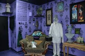 Prop Showcase Haunted Mansion Room Halloween Forum Haunted Mansion Decor Mansion Rooms Haunted Mansion Disneyland