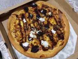 Domino's veggie pizza is truly vegetarian, yes. Pizza From Pizza Hut With Toppings Of Oreo Marshmallow Chocolate Sprinkles And Sauce And Cheese As The Base Stupidfood
