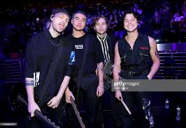 This time we included his friends, bill irwin and robin williams. Pin By Zolza On 5sos 5sos 1d And 5sos Luke Hemmings