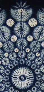 Karamatsu Shibori Batik Technik Feine Linien Und Prazise Muster Indem Man Den Stoff Ganz Fest Um Verschiedene Gegensta Textilfarbe Batik Technik Stoffmalerei