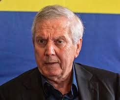 Fenerbahçeli futbolcular yabancı maddeler gelen yardımcı hakemi korudular.