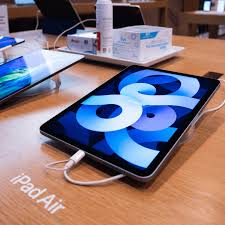 Apr 22, 2021 · the ipad air 4 and ipad pro 11 (2021) run the same software, but there's an even bigger difference in power with this generation than normal. Ipad Air Der 4 Generation 2020 Fast Pro Aber Doch Nicht Ganz Netzpiloten De