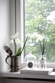 Fensterbank Deko Modern Rustikal Bierkrug Metall Buch Duftstaebchen Fensterbank Dekorieren Badezimmer Fenster Ideen Fenstersims