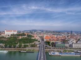 A passeggio tra le vie di bratislava, alla scoperta del recente castello e del piccolo centro storico che è possibile percorrere interamente a piedi in un giorno. Puzzle Bratislava La Capitale Della Slovacchia Risolvi I Giochi Puzzle Gratis Presso Puzzle Factory
