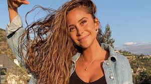 La cantante nacional camila gallardo logró emocionar a sus seguidores luego de que compartiera un video en su cuenta de instagram donde realizó un sentido. Cami Gallardo Enciende La Web Con Foto En Diminuto Bikini Mega