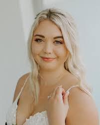 Jessica Overholt's Instagram, Twitter & Facebook