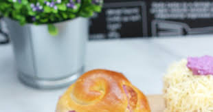 Ensaymada Is A Filipino Style Bread Adapted From A Sweet Pastry Bread Originated In Mallorca Spain Called E Food For The Gods Filipino Style Bread Rolls