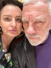 Вошёл — о, как она сидит!.. Я захотел сидеть бок о бок. … Я думал, это  внешний вид. Но это был — моральный облик. © Димка и РиФка на творческом  вечере Владимира Вишневского.