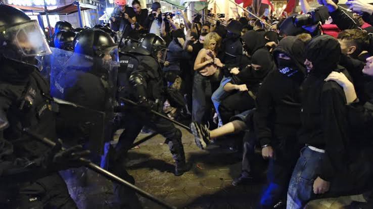 Barricadas y cargas policiales al final de la manifestación por la vivienda en Barcelona