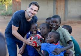 Der fußballspieler mats hummels (* 16.12.1988) ist seit juli 2019 bei borussia dortmund unter vertrag wenn ein holländisches kind geboren wird ist im ersten fläschchen milch und im zweiten. Mats Hummels On Twitter Meine Erste Reise Mit Unicefgermany Die Kinder In Malawi Haben Mich Wirklich Beeindruckt Es Wird Dort Dringend Hilfe Gebraucht Beim Heutigen Rtl Spendenmarathon Erfahrt Ihr Mehr Dazu