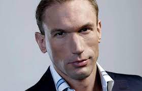 Her scalp and hair was examined using a camera that magnifies the strands 400 times. Embarrassing Bodies Dr Christian Is In A Lot Of Trouble Shemazing