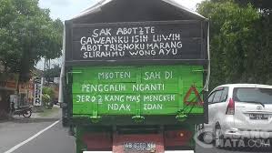 Karena pengemudi truk menulsi kalimat yang menggelitik berbunyi 'anda berada di belakang supir ganteng'. Tulisan Di Belakang Truk Ini Bisa Membuat Orang Tersenyum Yangunik Pasangmata