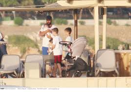Τις μελωδίες που μας ταξιδεύουν. Oikogeneia Me 6 Paidia Sthn Paralia Oi Boyties Basilh Spanoylh Olympias Xopsonidoy Eikones Zwh Iefimerida Gr