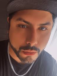 El guerrero avanza incluso cuando el miedo camina a su lado.