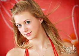 3 girls essentials: model spotlight: danielle kelly