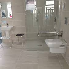 Ti senti insicuro nella doccia e ritieni di aver bisogno di un maggiore supporto?hai difficoltà a sederti o ad alzarti dal water?non devi preoccuparti perché oggi giorno esistono soluzioni facili e utili, che si integrano nel tuo bagno e quotidianità, rendendo di nuovo possibili gesti che pensavi di non poter più svolgere in autonomia. Bagno Disabili Ausili Per Anziani E Disabili Arena Group
