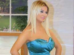 2012 yılında sunduğu evlilik programında canlı yayın sırasında nikah masasına oturan karlı, çok fedakar bir kadınım, bu yüzden büyük bedeller ödedim. Tesetture Gireyim Derken Songul Karli Dan Olay Sozler Internet Haber