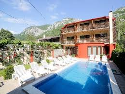 Statia de autobuz se afla la 100 metri iar piscinele termale se afla la aproximativ 5 kilometri. Hotel Pensiunea Jojo Baile Herculane