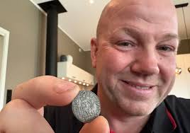 Så glad ble Inger da hun gjorde funnet: Fant mynt fra 1100-tallet og spenne  fra vikingtida