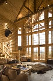 I Love Every Single Thing About This The Antler Chandelier The Large Windows Exposed Beams Beautiful Avec Images Maison Maison Bois Deco Maison