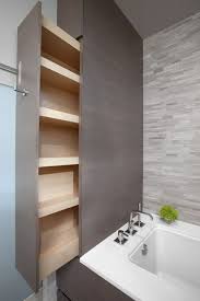 Badezimmer Ideen Auszug Mit Regalen Fur Kosmetikprodukte Kleine Badezimmer Badezimmer Badezimmer Dachschrage