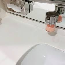 穴開け不要 おしゃれで掃除が楽な洗面所の鏡面活用アイデア 家がどんどん好きになる 整理収納 diy 生活便利アイテム インテリア 収納アイデア 白い部屋 整理収納 壁面活用 調味料容器 保存容器 おすすめアイテム 便利グッズ キッチン収納 リビング収納