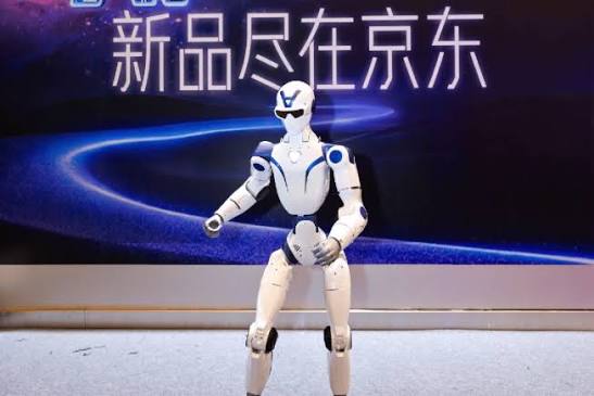 全球首款！宇树京东定制人形机器人亮相-快科技-科技改变生活