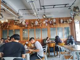 Geniş à la carte seçenekleri sunan veranda restaurant & lounge; 12 Cafe Di Batam Tempat Nongkrong Paling Asyik Tripcetera