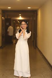 Trên instagram cá nhân, phương mỹ chi thường xuyên chia sẻ hình ảnh đi diễn cũng như cuộc sống đời thường, đi học, gặp gỡ bạn bè. PhÆ°Æ¡ng Má»¹ Chi Ra Dang Thiáº¿u Ná»¯ Ngoi Sao