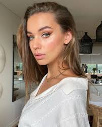 One picture of @liv.pollock just isn't enough 🤍 @tomfordbeauty Scintillate  Shade & Illuminate Soleil Terra Glow Bronzer Gigolo Emotionproof Eye Spiced  Honey Lipstick
