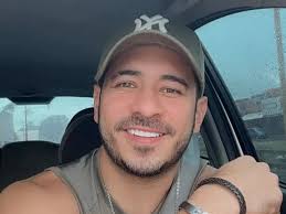 Salí pa despejarme,, y ya cansada de estar apagada decidí prenderme,,  cambié de amigos porque los que estaban sólo hablaban de, a las malas me  tocó aprender que no tengo nada qué perder, y cómo ellos ...