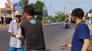 1/4 kg tepung beras (me: Https Jatim Tribunnews Com 2021 07 18 Pemkab Jember Tni Dan Polri Gelontorkan Bantuan Kepada Warga Terdampak Ppkm Darurat Https Cdn 2 Tstatic Net Jatim Foto Bank Images Bupati Jember Hendy Siswanto Memberikan Bantuan Kepada Pkl Di Seputaran