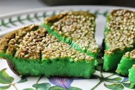 Ia biasanya bewarna hijau kerana menggunakan daun pandan sebagai pewarna. Sedap Nyeer Kuih Bakar Kemboja Azie Kitchen