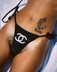 Bien que féministe, je narrive pas à me défaire du diktat de lépilation |  Vogue France