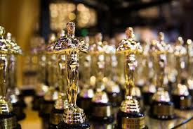 在一個一拖再拖的年度電影頒獎季當中，奧斯卡電影金像獎（the academy awards，美國電影藝術與 2021年度角逐的號角從去年9月就響起了，當時《遊牧人生》（nomadland，《無依之地》 之後的頒獎季因為全球疫情的關係被拖延很久，這個周末將要進行的奧斯卡頒獎禮就比平常晚了兩個月。 å¥¥æ–¯å¡å¥–2021 å®£å¸ƒå»¶æœŸè¿›è¡Œ