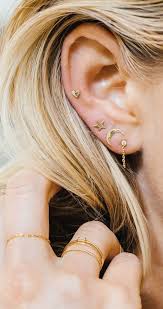 10 Unique And Beautiful Ear Piercing Ideas From Minimalist Studs To Extravagant Jewels Hamsa Xỏ Khuyen Khuyen Tai