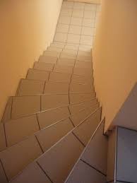 Großformatige oder mosaikfliesen sind teurer als klassische. Gewendelte Treppe Fliesen Stiegen Verfliesen Wendeltreppen Flieden Kellerstiegen Fliesen