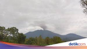 Awal meletus pada tahun 1586. Gunung Raung Terus Erupsi Namun Tak Ada Laporan Hujan Abu