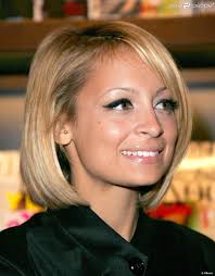 8 meilleures images du tableau frange cote cheveux mi long. Nicole Richie Son Carre Effile Adouci Par Une Meche Sur Le Cote Est Une Des Coiffures Stars Des Annees 2000 Purepeople