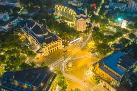 Quảng trường trước Nhà hát Lớn Hà Nội về đêm