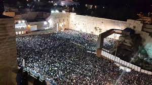 אמירת סליחות בכותל המערבי בשנה שעברה (צילום: ×¡×œ×™×—×•×ª ×'×›×•×ª×œ ×¢×¨×' ×™×•× ×›×™×¤×•×¨ Youtube