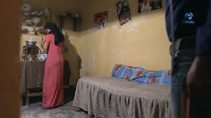 حد يدخل على عريس و عروسة فى ليلة دخلتهم كده Youtube