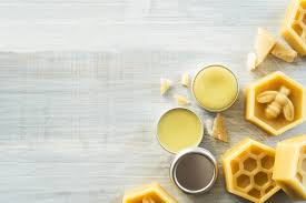 Bienfaits De La Cire D Abeille Definition Utilisations Et Precautions En 2020 Cire D Abeille Produits Cosmetiques Naturels Cire Coiffante