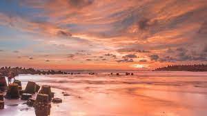 Pantai air manis jika kalian pernah mendengar cerita legenda malin kundang tentu tidak asing dengan pantai air manis, disini kalian bisa melihat sebuah patung maling kundang yang sedang bersujud beserta kapalnya. Harga Tiket Masuk Pantai Glagah Tempat Wisata Dekat Bandara Yia Kulon Progo Tribun Travel